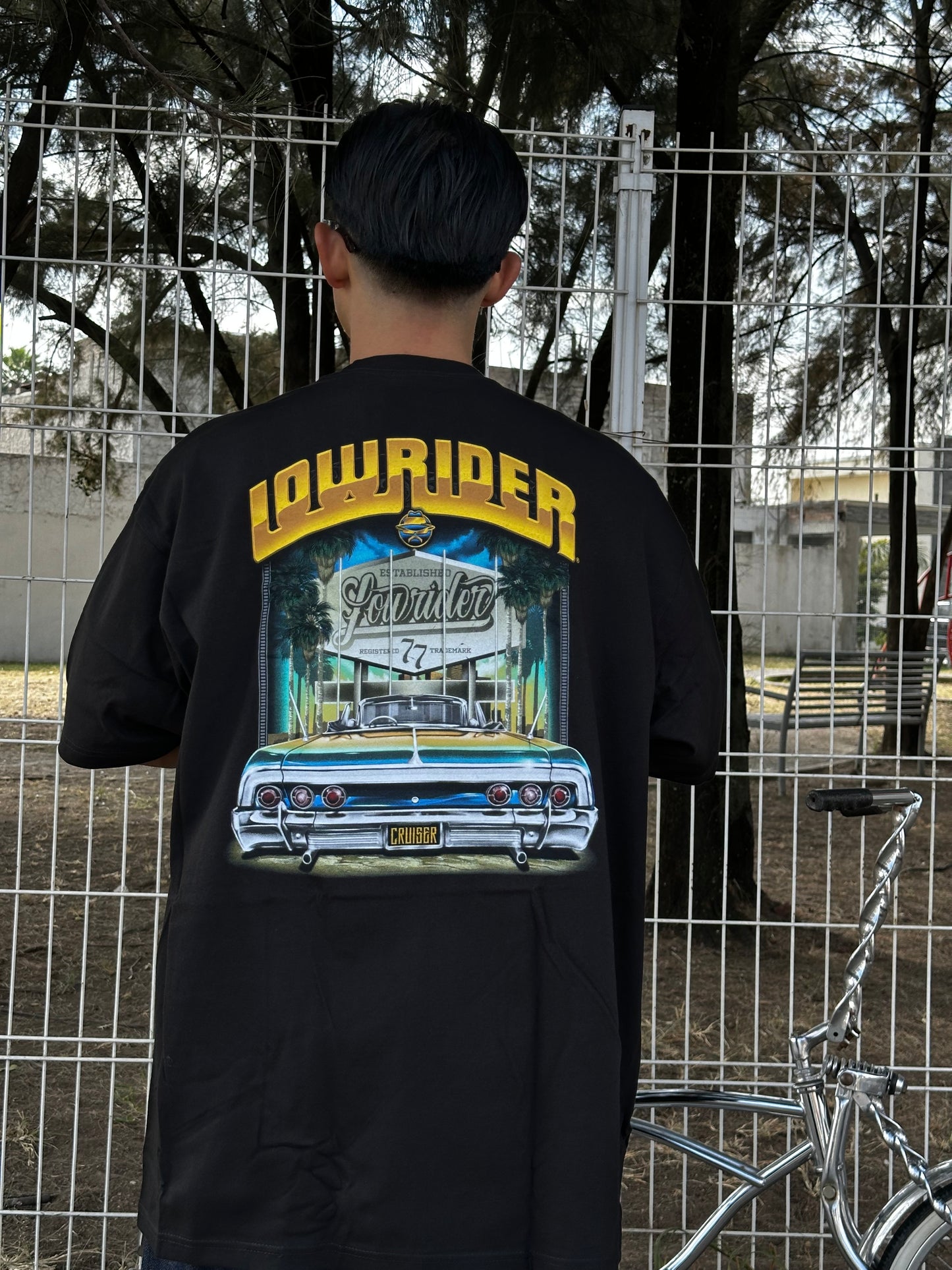 PLAYERA LOWRIDER CUELLO REDONDO “SHOWTIME”