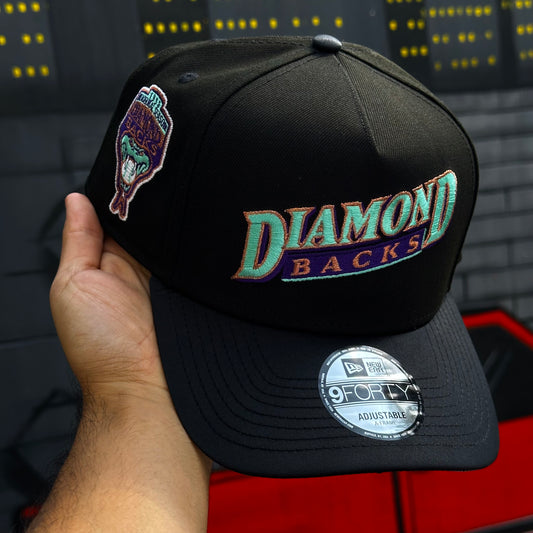 GORRA NEW ERA 9FORTY CURVA EXCLUSIVA SNAPBACK “DIAMOND BACKS”