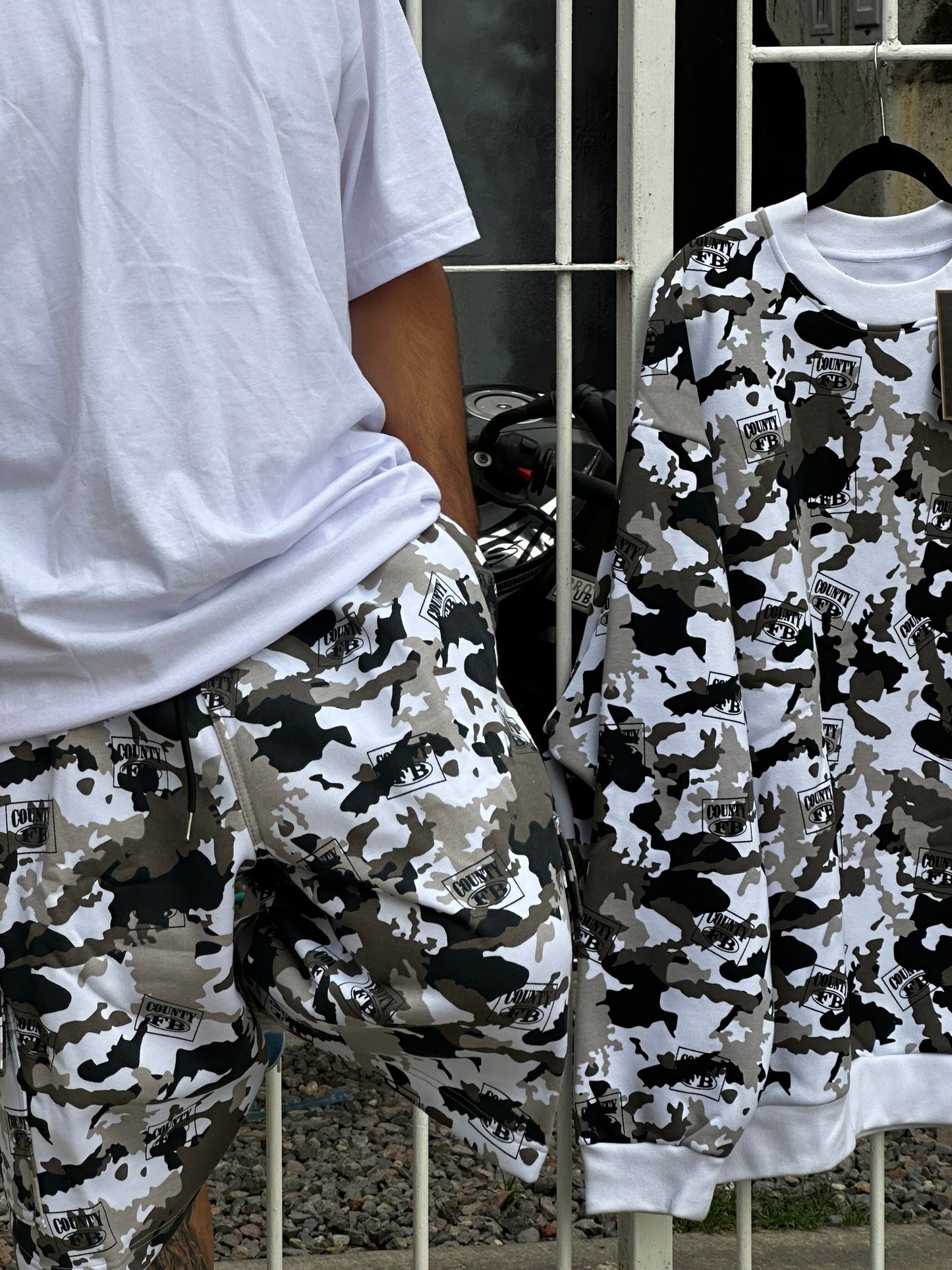 FB COUNTY CONJUNTO CAMUFLAJE CARGO SHORT + SUDADERA CUELLO REDONDO